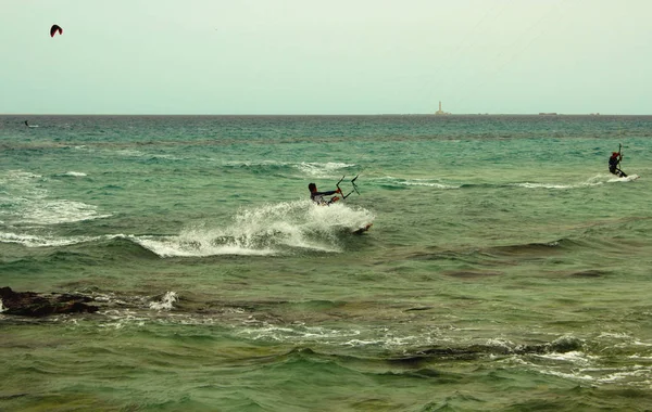 Kitesurfen op zee in Salento in Puglia - Italië — Stockfoto