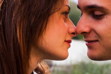 İki sevgili çocuklar öpecek misin