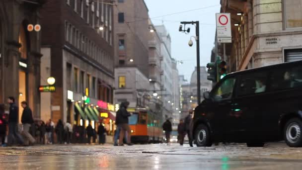 Milan (Mi) - 03.03.2017 - ludzi chodzących na ulicy Giuseppe Mazzini w pobliżu Milan duomo — Wideo stockowe