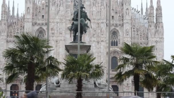 Milan duomo palms and vittorio emanuele statue — Stock Video