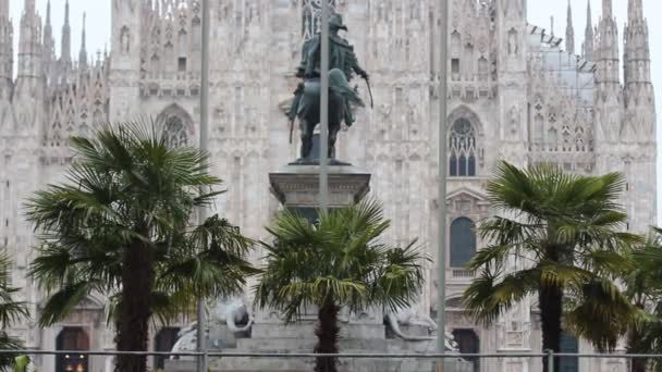 Milano duomo palmiye ağaçları ve vittorio emanuele II heykeli — Stok video