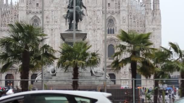 POV Milano duomo avuç içi ile — Stok video