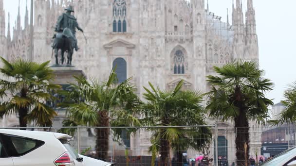 Kişi, vittorio emanuele II ve milan'ın Duomo palmiye ağaçları — Stok video