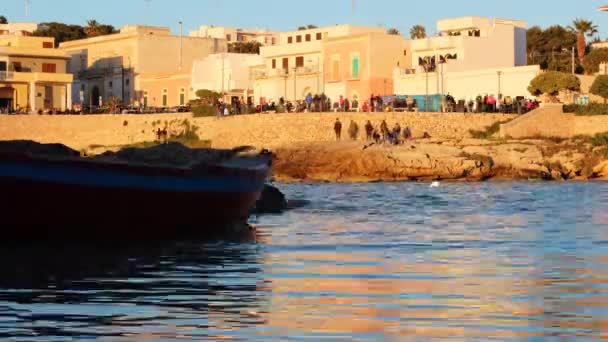 Salento havet timelapse med båt och människor — Stockvideo
