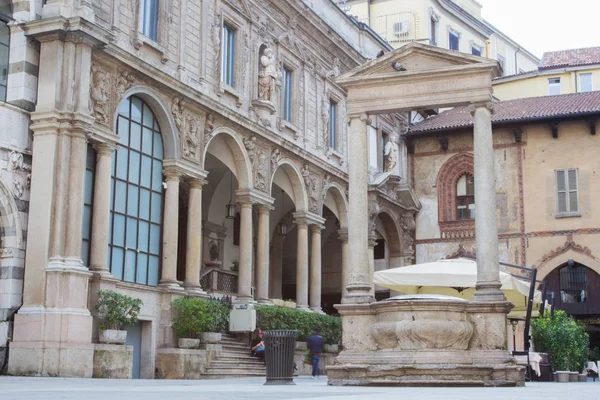 The well in milan merchants square — Stock Photo, Image