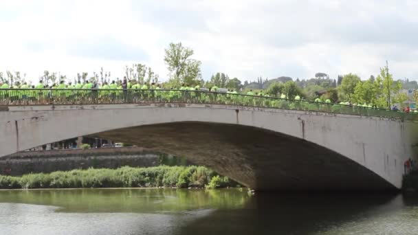 Marathon personer på bron — Stockvideo