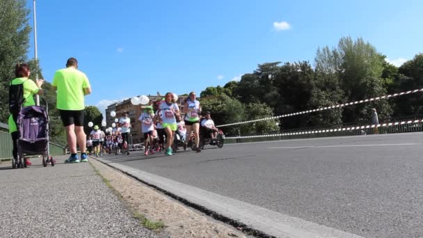 14.05.2017 FLORENCE (Itália) Deejay Dez Maratona de Firenze começando — Vídeo de Stock