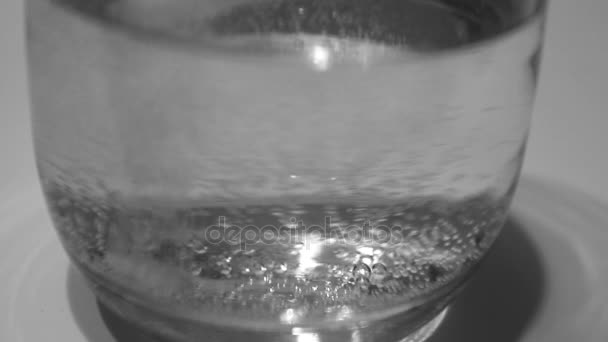 Agua de fizz en vidrio — Vídeo de stock