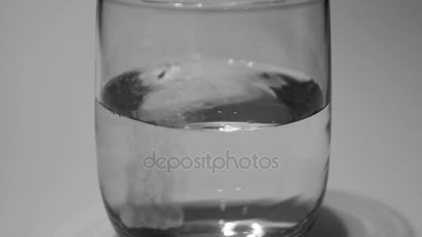 Вода в стакане — стоковое видео