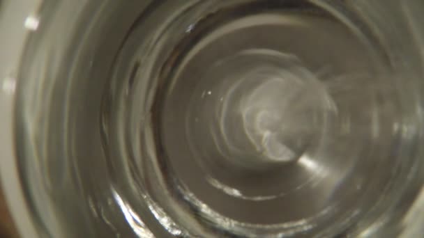 Water effervescent in glass — Stock Video