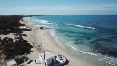 Kumlu plaj ve okyanus dalgaları ile-hava görünümünü robot sinema 4 k manzara