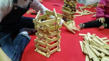Çocuk bir ahşap kule inşa