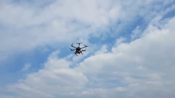 Drone Bij Het Opstijgen Vliegen Met Blauwe Lucht Achtergrond Drone — Stockvideo