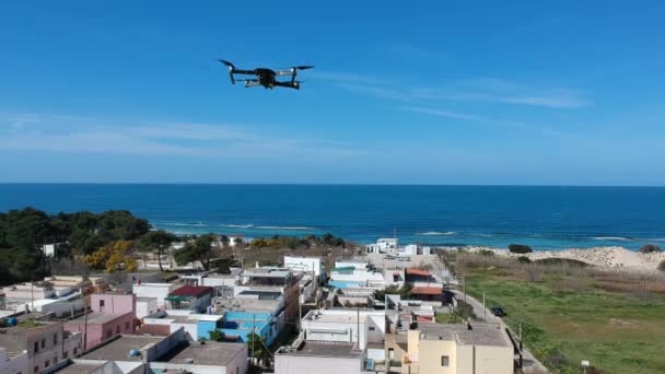 Drone Vola Vicino Mare Vista Aerea Sparato Altro Drone — Video Stock