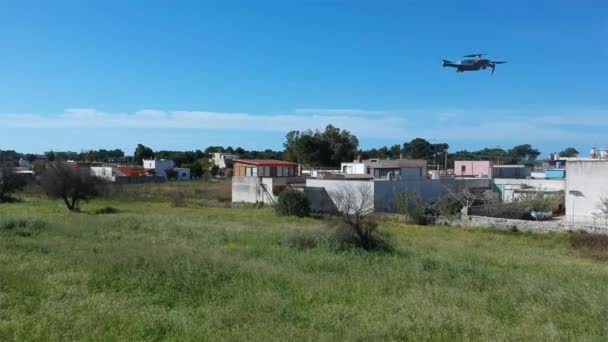 Drone Decolar Sobre Campo Verde — Vídeo de Stock