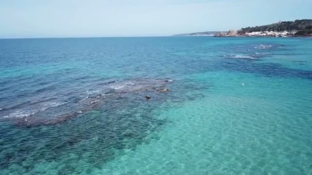 イタリア 近くのターコイズ ブルーの海 から空中ショット ドローンします — ストック動画