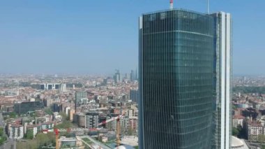 Milan gökdelenler hava sinema görünümü - atış dron şehir hayatı bölgesinde üzerinden 