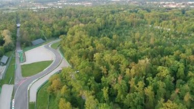 monza circuit Sunset'teki drone ile üzerinde uçan 
