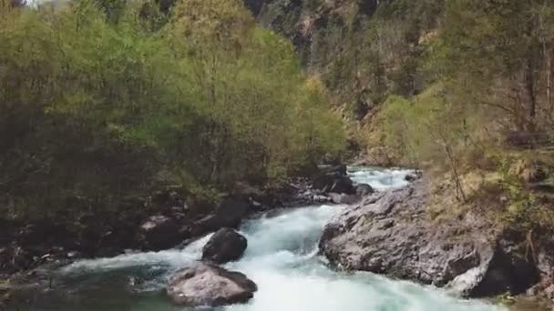 Survoler Une Rivière Vue Aérienne Sur Montagne — Video