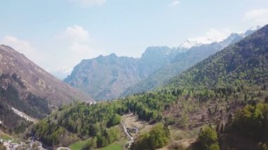4 k dron İtalya'da Alp Dağları vurdu - yaz dağ manzara havadan görünümü 
