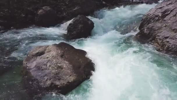 survoler une cascade avec un drone 4k vue aérienne cinématographique prise au lever du soleil  