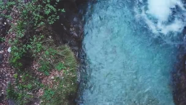 Cachoeira Natural Nas Montanhas Vista Aérea Com Drone Seguindo Rio — Vídeo de Stock