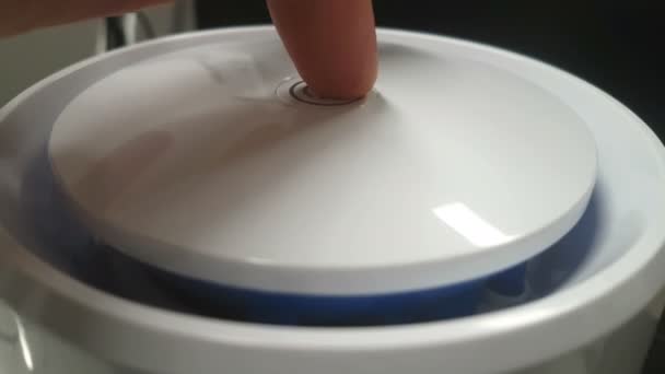 Ionizador Aire Doméstico Con Luz Azul — Vídeo de stock