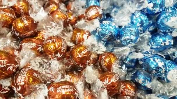 2019 Vicolungo Itália Chocolates Lindt Cores Diferentes — Vídeo de Stock