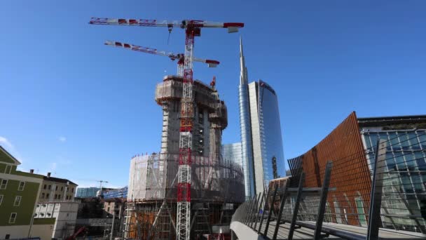 Milán Gran Obra Construcción Con Grúa Cielo Azul Fondo — Vídeos de Stock