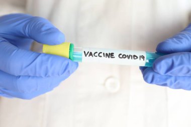 Coronavirus aşısı covid-19 el bilgisayarı test tüpü biyoteknoloji bilimcisi
