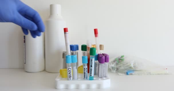 コロナウイルス医学バイオテクノロジー研究室 様々な液体を用いた試験管 — ストック動画