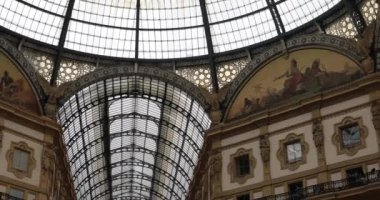 Milan 'daki Vittorio Emanuele galerisi Duomo' nun meydanında. Tavanların iç manzarası.