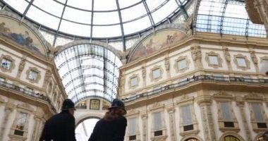 02.27.2020 Milan (İtalya) - Vittorio Emanuele galerisinde polis ve halk