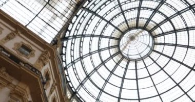 02.27.2020 Milan (İtalya) - Milano 'daki Vittorio emanuele galerisinin tavanı