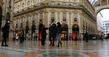 02.27.2020 Milan (İtalya) Milano Vittorio Emanuele Galerisi 'nde yürüyen