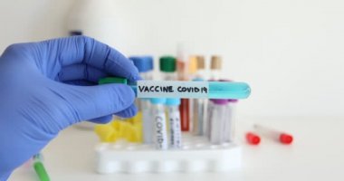 Tıbbi laboratuvarda koronavirüs aşısı.