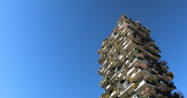 2020 Milaan Italië Milaan Bosco Verticale Gebouw Met Blauwe Lucht — Stockvideo