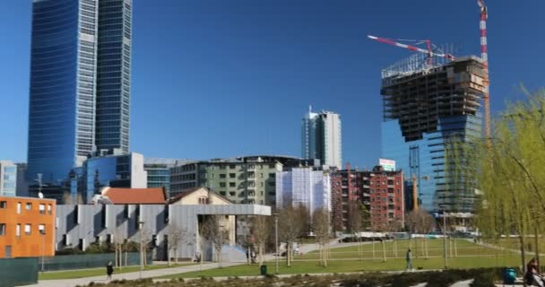 Milan Bosco Verticale Byggnad Med Blå Himmel Bakgrund — Stockvideo