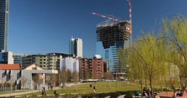 02.28.2020 Milan (İtalya) - Milano binaları panoramik manzara - mavi gökyüzü arkaplanı