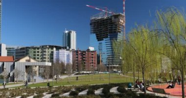 02.28.2020 Milan (İtalya) - Milan Porta Garibaldi yakınlarındaki parkta dinlenme sahnesi - ada bölgesinin parkı, dikey ormanın altı