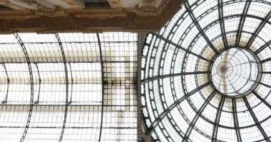 Milano 'daki Vittorio Emanuele galerisinde pencereleri olan tavan.