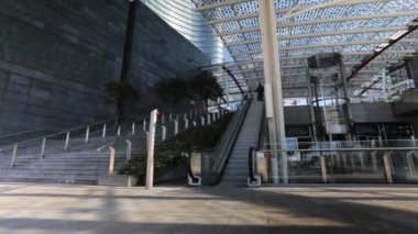 03.03.2020 Milano (İtalya) - Garibaldi istasyonunun önündeki yürüyen merdivenlere Milan hiperhızlandırılmış atış