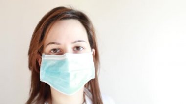 Bireysel koruma maskeli hemşire - yüzünü kapat