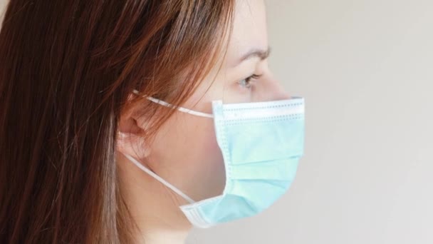 Vrouw Met Steriele Handschoenen Neemt Masker Van Gezicht — Stockvideo