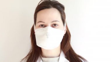 Steril eldivenli doktor maske takıyor. Coronavirus covid-19 'a karşı bireysel koruma.