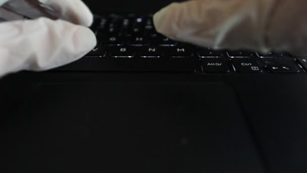 Medico Scrive Sul Computer Nel Suo Ufficio Utilizzando Guanti Sterili — Video Stock