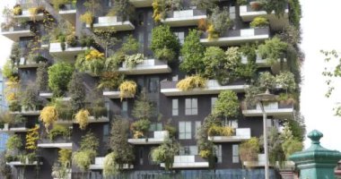 04.17.2020 Milan (İtalya) - Milan Bosco Verticale Çiçek açan bitki ve ağaçlarla yakın plan