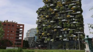 04.17.2020 Milan (İtalya) - Milan Bosco Verticale (Verical Forest) bahar sezonunda zaman aşımı