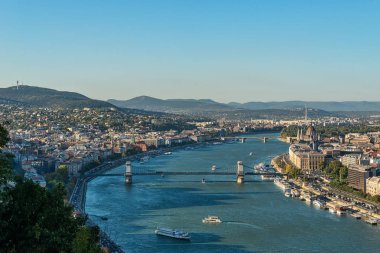Budapeşte, Macaristan - 01 Ekim 2019: Macar başkenti ve Budapeşte 'nin Gellert Tepesi' nden Tuna nehrinin panoramik şehir manzarası.
