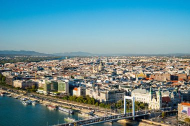 Budapeşte, Macaristan - 01 Ekim 2019: Macar başkenti ve Budapeşte 'nin Gellert Tepesi' nden Tuna nehrinin panoramik şehir manzarası.